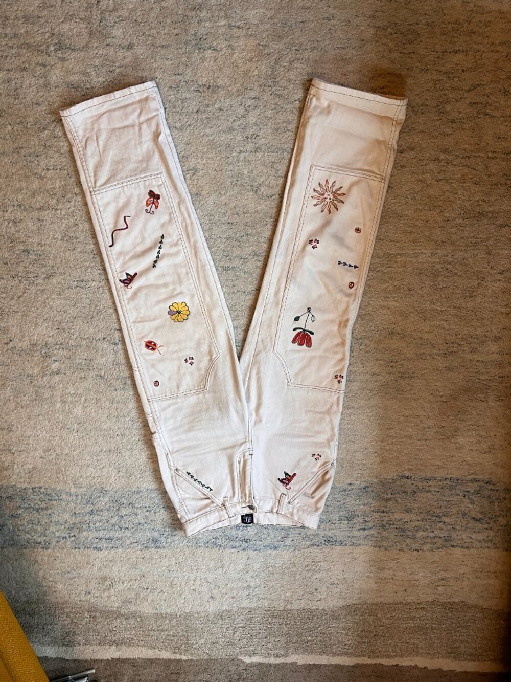 BDG Embroidered Cream Jeans | Whimsical Floral & Nature Motif | Size 26 - Picture 4 of 7